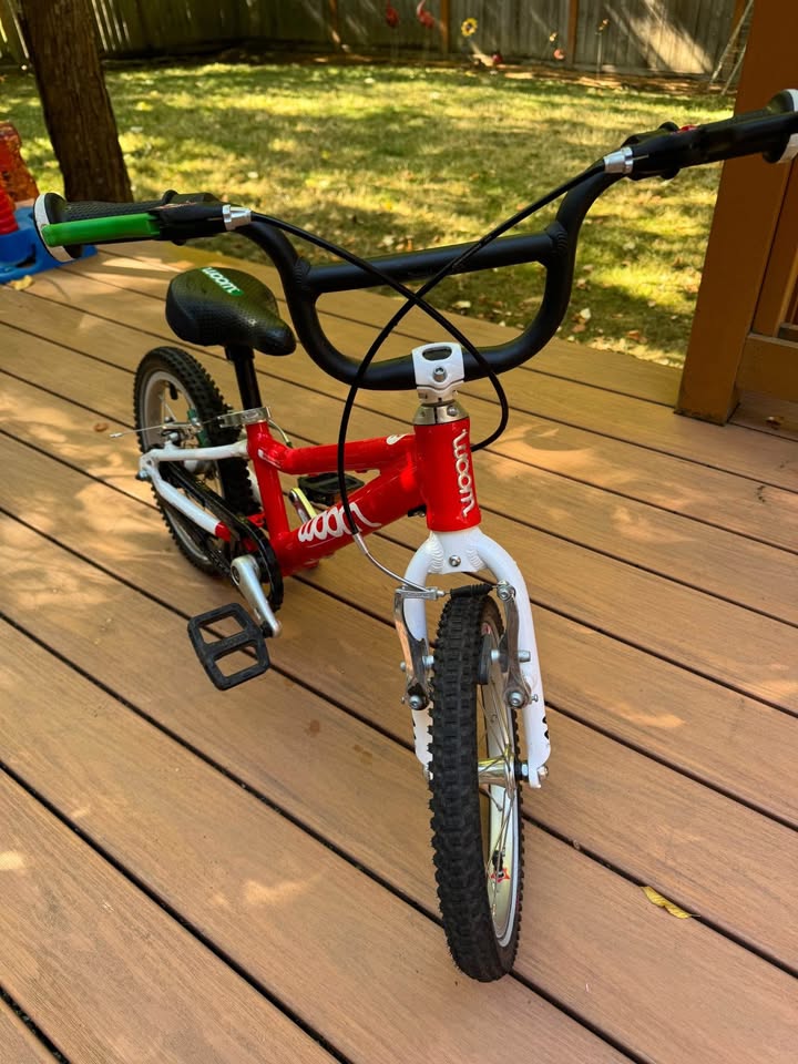Woom 2 kids bike with helmet