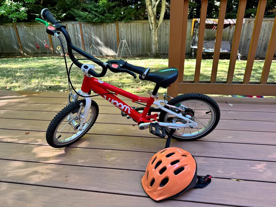 Woom 2 kids bike with helmet