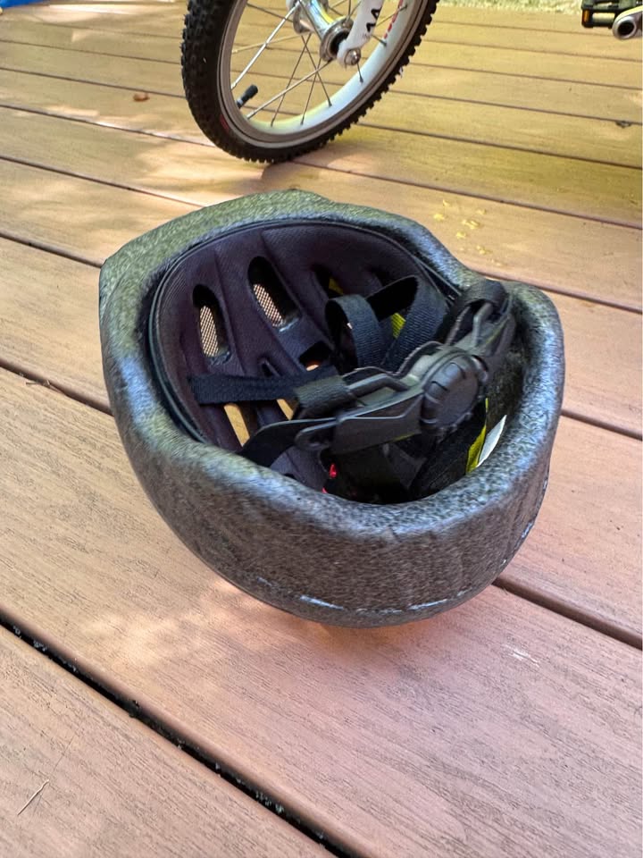 Woom 2 kids bike with helmet