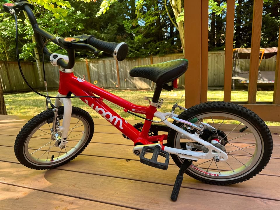 Woom 2 kids bike with helmet