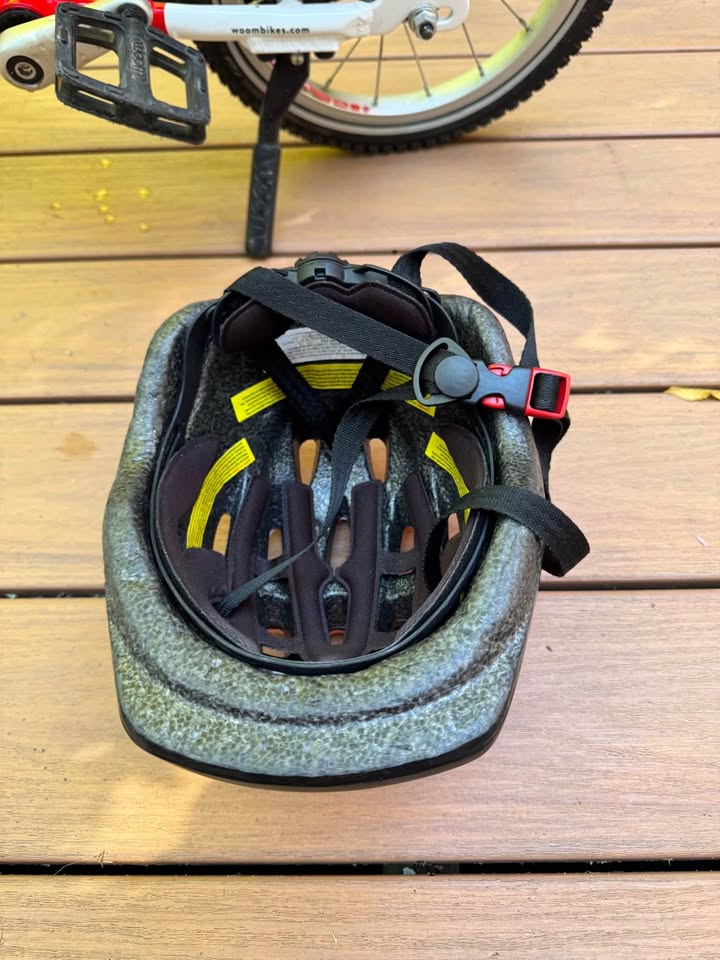 Woom 2 kids bike with helmet
